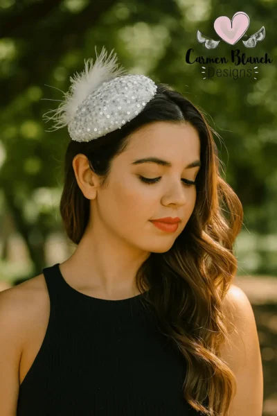 Mujer Fiesta -Tocados, Pamelas, Diademas y Bolsos que Deslumbran 2 Chica con un tocado