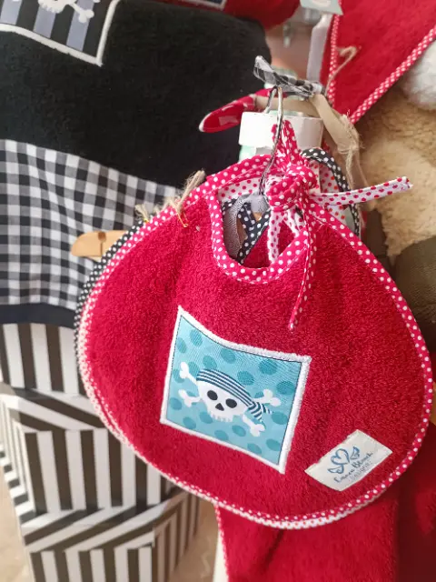 Babero regalo en Ametlla de Mar: el regalo más tierno y práctico 1 babero personalizado